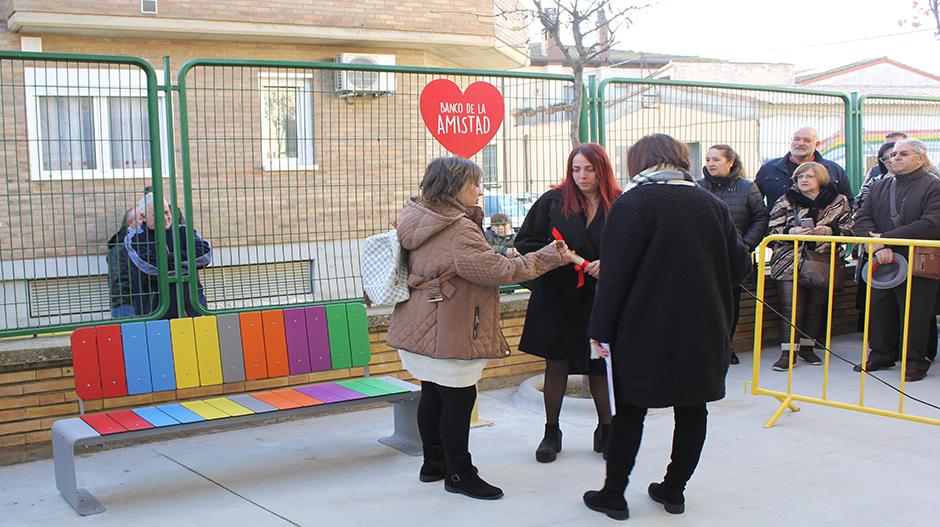 Imagen: El banco de la amistad ya está instalado en el patio del colegio.