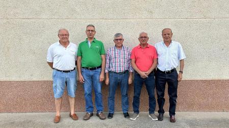 Imagen Los hombres de Santa Ana prenden el cohete de las fiestas de Santiago