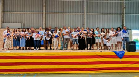Imagen Las pañoletas a los recién nacidos y los quintos coronan el pórtico...