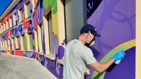 Imagen El exterior del colegio de Grañén se transforma a través del colorido y...