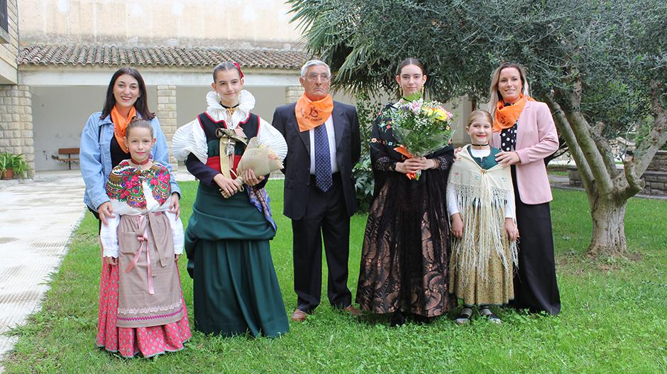 Imagen Víctor Bergua prende el cohete de las fiestas de Curbe
