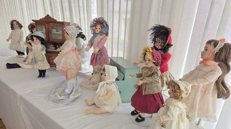 Imagen Grañén exhibe una colección única de muñecas y juguetes antiguos