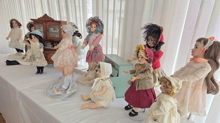 Imagen Grañén exhibe una colección única de muñecas y juguetes antiguos