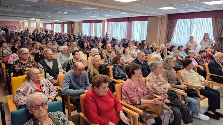 Imagen Salón lleno y gran ambiente en el 25 aniversario de la Residencia Monegros: «Lo más bonito es ver que aquí se sienten como en casa»